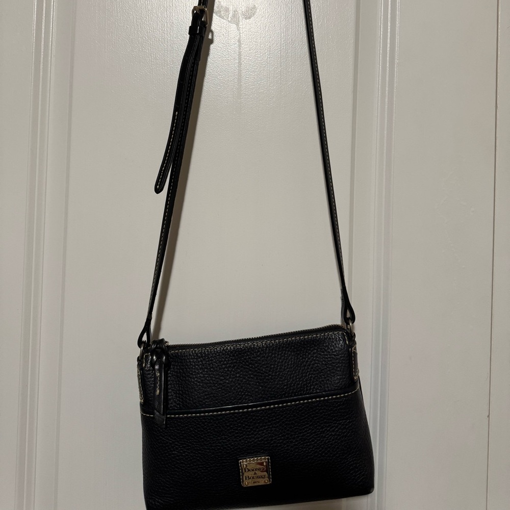 Dooney & Bourke Black Crossbody Bag Sleek Leather Design